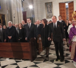 Sus Majestades los Reyes hacen su entrada en la Catedral de la Almudena, en presencia del presidente del Gobierno, Mariano Rajoy y los expresidentes G